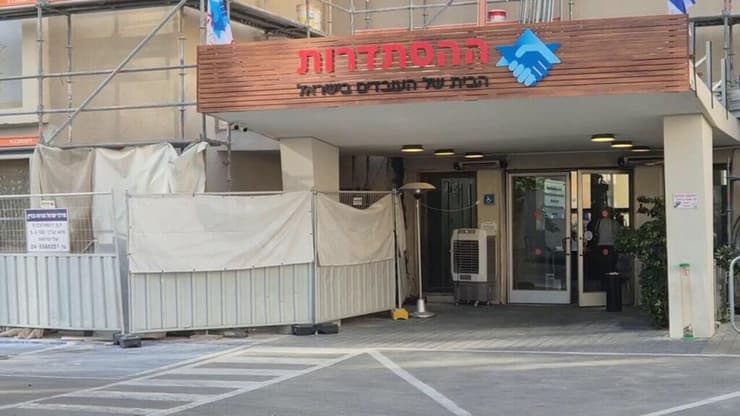 "משתפים פעולה עם גורמי אכיפת החוק". משרדי ההסתדרות בת"א, הבוקר (צילום: עידו ארז) בניין ההסתדרות, הבוקר