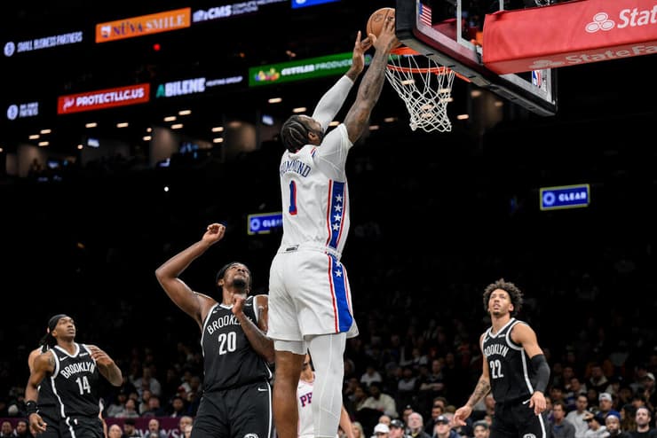דראמונד גבוה מעל כל שחקני ברוקלין (צילום: John Jones-Imagn Images) דראמונד גבוה מעל כל שחקני ברוקלין