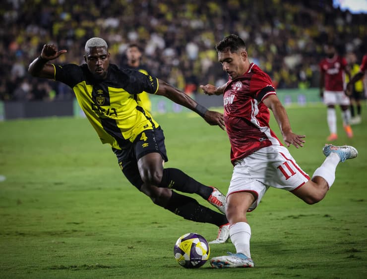 שחקן הפועל באר-שבע אמיר גנאח מול שחקן בית"ר ירושלים בראיין קרבאלי