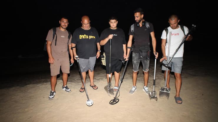 חיפושים עם גלאי מתכות אחר הטלפון של הפצר"ית בחוף השרון בהרצליה (צילום: יריב כץ ) חיפושים עם גלאי מתכות אחר הטלפון של הפצר"ית בחוף השרון בהרצליה