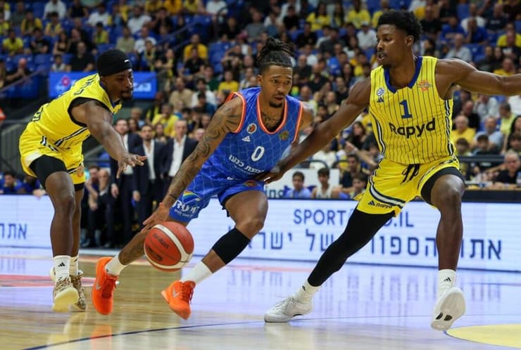 שחקן מכבי ר"ג ג'ורדן פלויד מול שחקן מכבי ת"א ג'יילן הורד