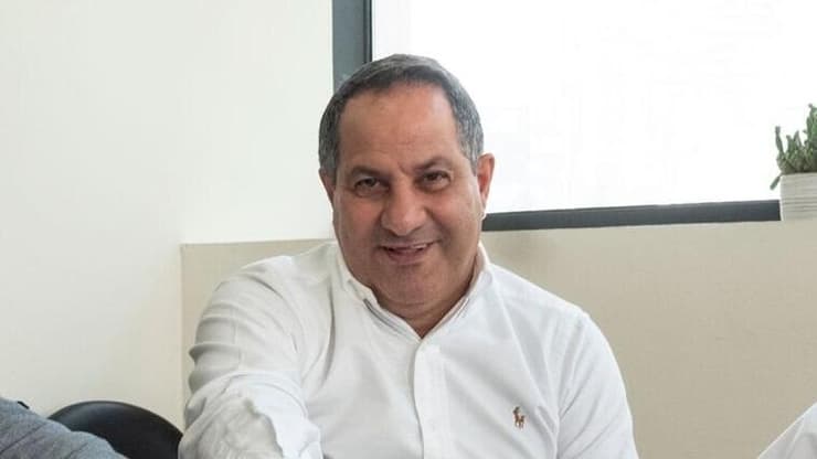 עזרא גבאי (צילום מתוך חשבון הפייסבוק של גבאי סוכנות לביטוח) במרכז: עזרא גבאי