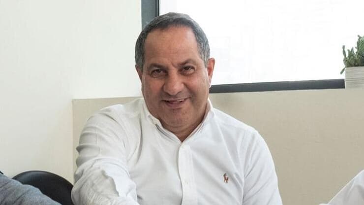 במרכז: עזרא גבאי