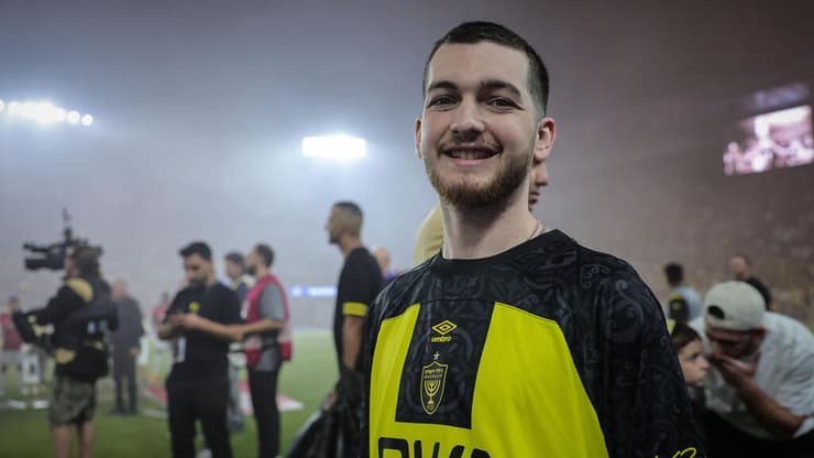 שורד השבי בר קופרשטיין לפני המשחק של בית"ר ירושלים נגד הפועל באר-שבע