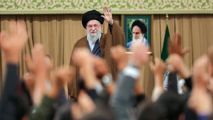 חמינאי נואם בפני סטודנטים בטהרן