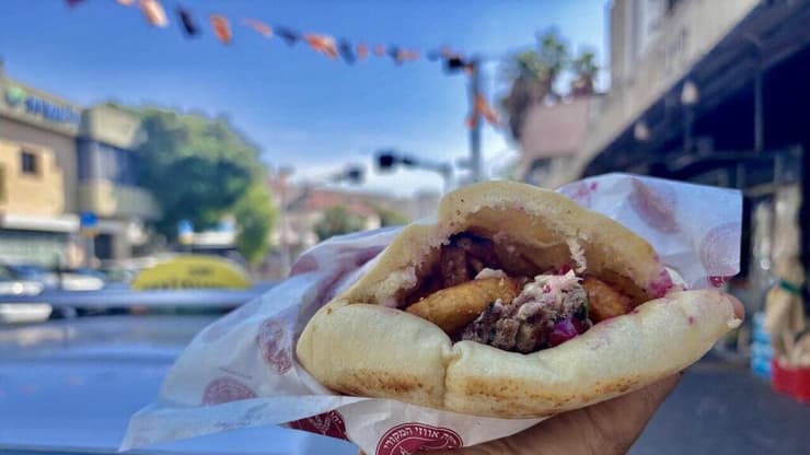 קבב בפיתה (צילום: קובי רובין) קבב בפיתה