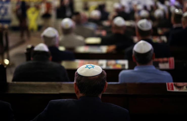 תפילה בבית הכנסת של סופיה (צילום: Spasiyana Sergieva/Reuters) תפילה בבית הכנסת של סופיה