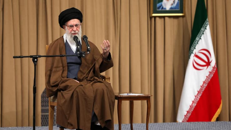 "אולי החוקים המחמירים יאושרו - אבל זה לא שווה להם את התסיסה ברחובות" (צילום: KHAMENEI.IR / AFP, West Asia News Agency)/Handout via REUTERS) חמינאי נואם בפני סטודנטים בטהרן