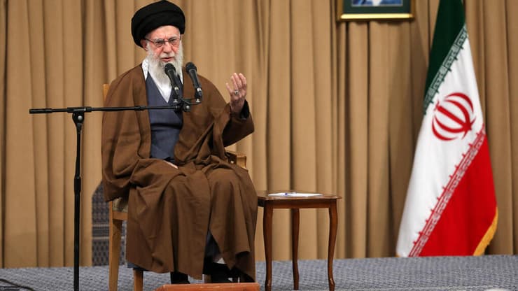 חמינאי נואם בפני סטודנטים בטהרן