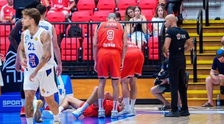 רגע הפציעה ברבע השלישי (צילום: רועי כפיר, ONE) רגע הפציעה ברבע השלישי