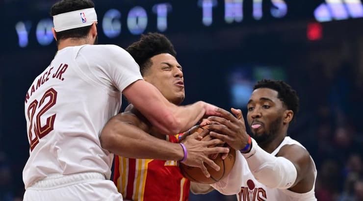 ג'יילן ג'ונסון נחסם על ידי מיטשל