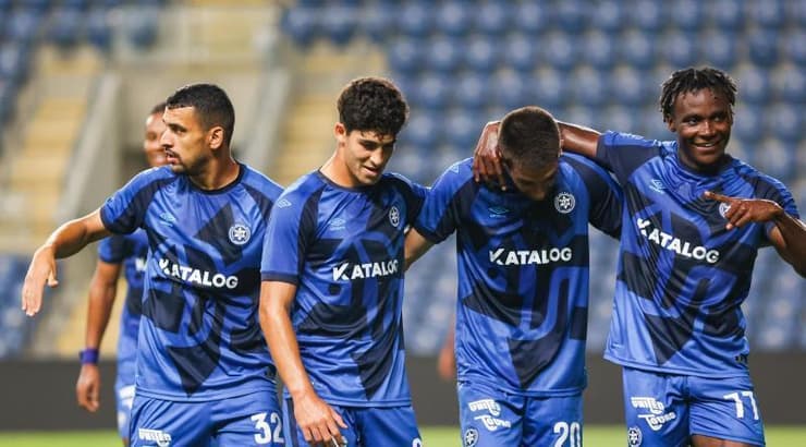 שחקני מכבי פ"ת חוגגים (שחר גרוס) שחקני מכבי פ"ת חוגגים