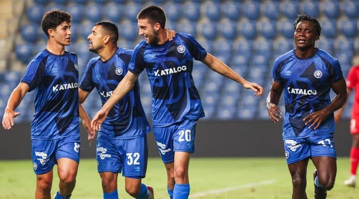 עידו כהן והשחקנים חוגגים (שחר גרוס) עידו כהן והשחקנים חוגגים