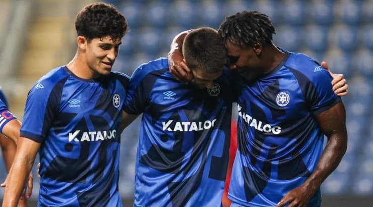 שחקני מכבי פתח תקווה חוגגים (שחר גרוס) שחקני מכבי פתח תקווה חוגגים