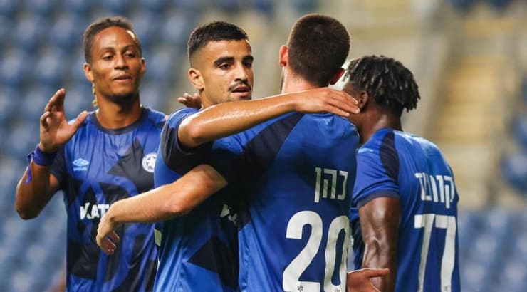 שחקני מכבי פתח תקווה חוגגים (שחר גרוס) שחקני מכבי פתח תקווה חוגגים