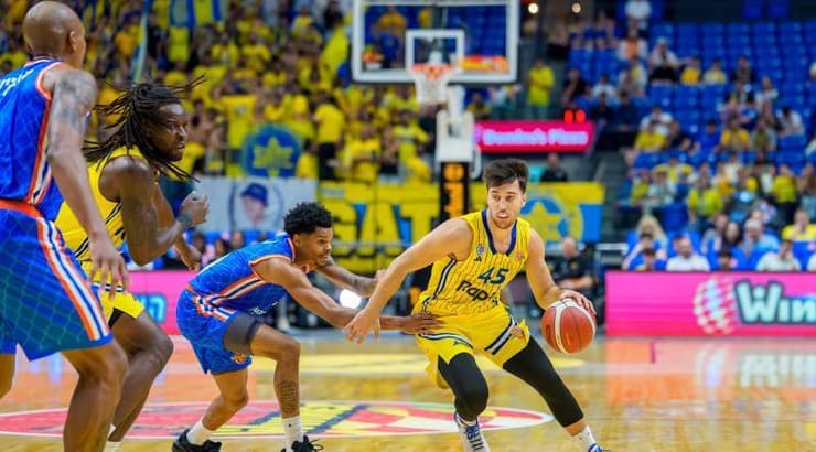 תמיר בלאט בפעולה