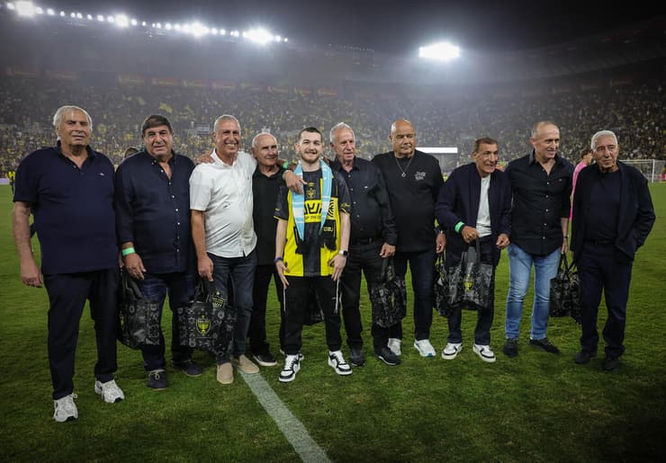 שורד השבי בר קופרשטיין עם שחקני העבר של בית"ר ירושלים