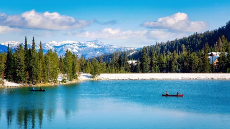 האגם שליד העיירה