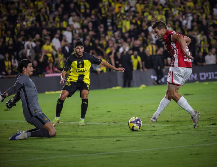 שחקן הפועל באר-שבע איגור זלטאנוביץ' מול שחקן בית"ר ירושלים מיגל סילבה