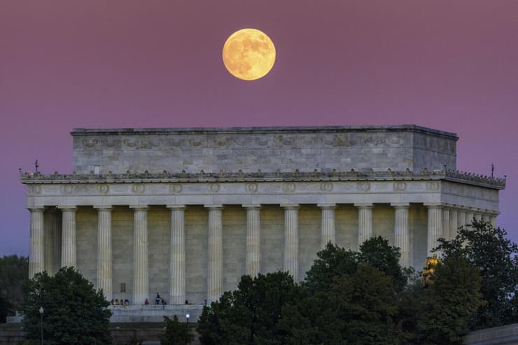 ירח-על מעל אנדרטת לינקולן, נובמבר 2022 (צילום: J. David Ake/AP) ירח-על מעל אנדרטת לינקולן, נובמבר 2022