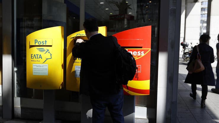 תיבת דואר ביוון. ירידה חדה בהיקף הפעילות (צילום: AP) תיבת דואר ביוון