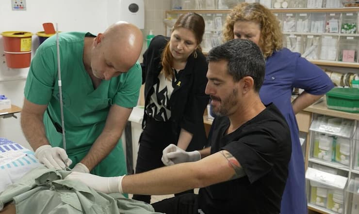 ד"ר ליאור אונגר וד"ר טל הראל מזריקים את התרופה לאיילה (צילום: שיבא) ד"ר ליאור אונגר וד"ר טל הראל מזריקים את התרופה