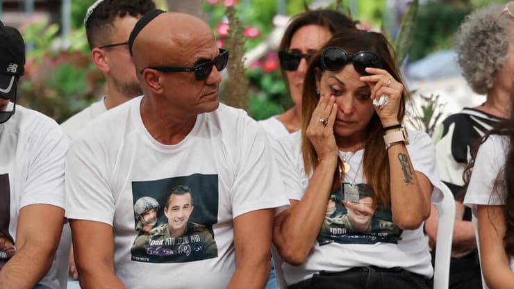 אמו ואביו של אל"ם אסף חממי. "לו רק יכולתי לאחוז בך ברגעים האחרונים - לעלות לעננים" (צילום: REUTERS/Nir Elias) הלווייתו של אל"מ אסף חממי ז"ל