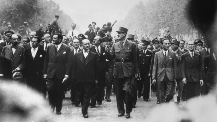 צועד בראש זקוף. דה גול במצעד הניצחון בפריז, 1944 (צילום: Central Press/Getty Images) דה גול במצעד הניצחון בפריז, 1944
