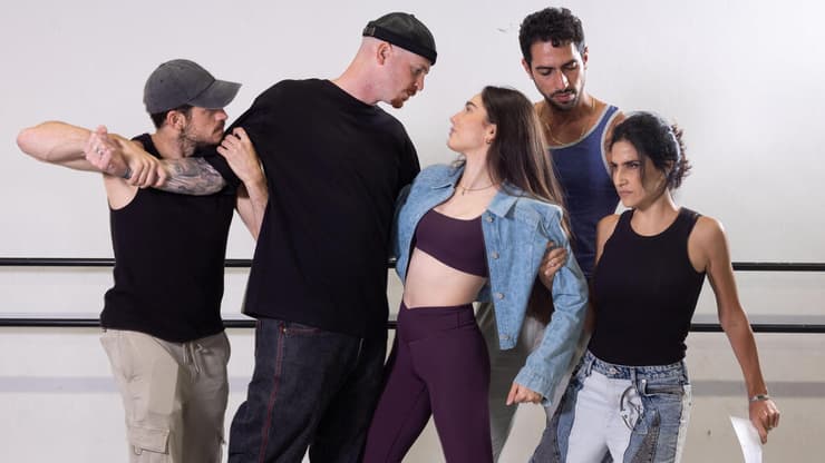 "פתאום הם לא כוכבים ודמויות שכותבים עליהם, אלא משפחה". בחזרות ל"סיפור הפרברים" (צילום: יובל חן) בחזרות ל"סיפור הפרברים"