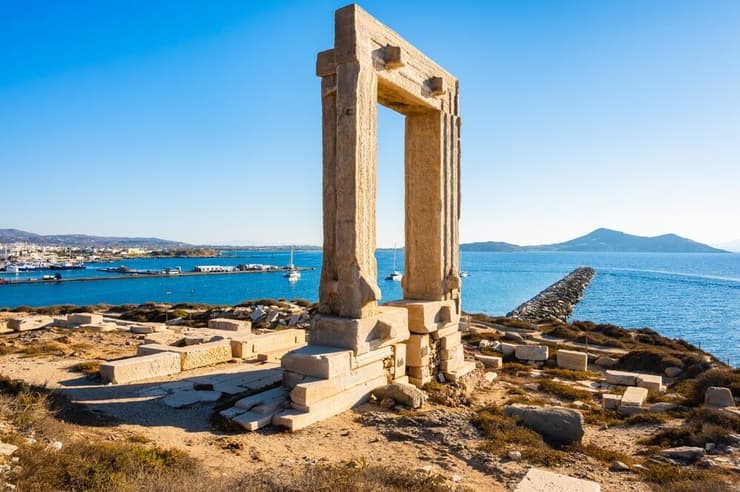 שער הפורטארה – שריד ממקדש אפולו העתיק, המשקיף על נמל נקסוס והעיירה חורה