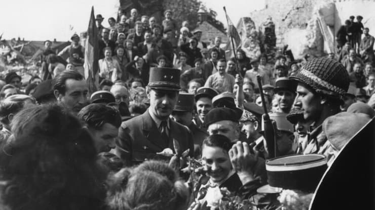שארל דה גול (במרכז) מוקף בתומכיו (צילום: Scherschel/Keystone/Getty Images) דה גול (במרכז) במצעד הניצחון בפריז, 1944