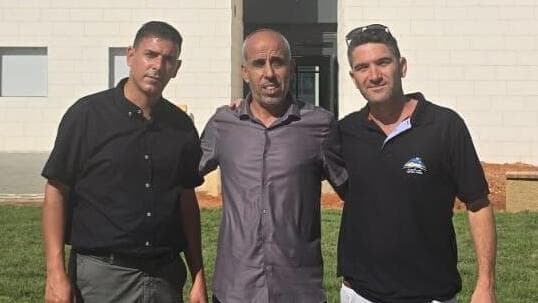 אריאל ויזל, מנכ"ל "כוכבי המדבר", נשיא הארגון פאיז אבו סהיבאן  ומוחמד אלטורי, מנהל כפר הנוער