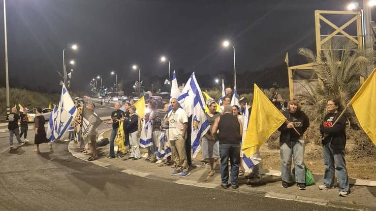 תושבי העוטף ממועצת אשכול, עומדים בצומת נחל עוז כדי ללוות את השיירה ובה ארונו של החלל החטוף שהושב ארצה