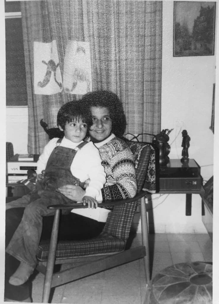 אורן ואמו הסופרת (צילום: באדיבות המשפחה) אורן ואמו הסופרת