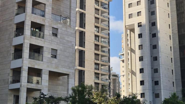 בנייני מגורים בעיר במרכז הארץ 