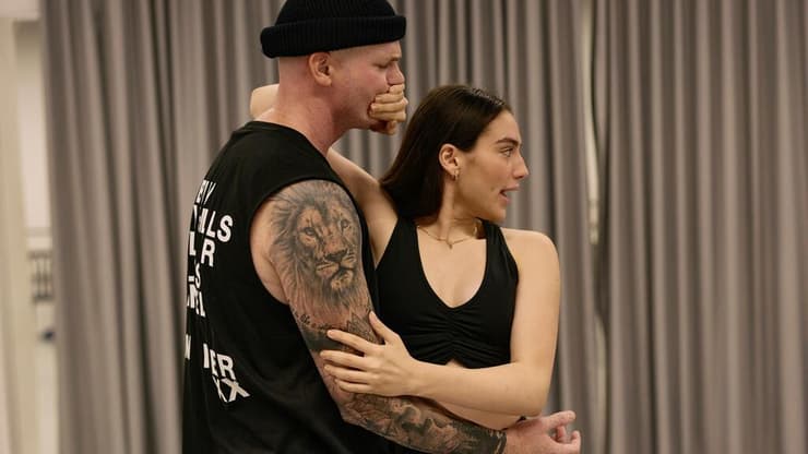 "מחזות זמר מוציאים ממני את הגרסה הכי טובה שלי". לינוי כהן ורביב כנר בחזרות ל"סיפור הפרברים" (צילום: אור דנון) לינוי כהן ב"סיפור הפרברים"