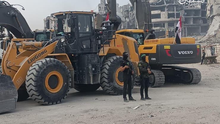 מחבלי חמאס לצד כלים הנדסיים עם דגל מצרים בשג'אעיה, היום צוות של הצלב האדום יחד עם יחידת הצל של חמאס מתכוננים לחיפוש גופות בשכונת שג'אעיה מזרחית לעיר עזה