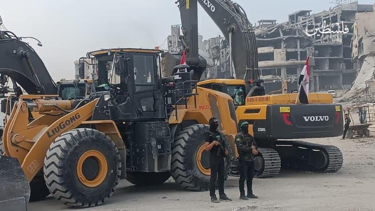 צוות של הצלב האדום יחד עם יחידת הצל של חמאס מתכוננים לחיפוש גופות בשכונת שג'אעיה מזרחית לעיר עזה