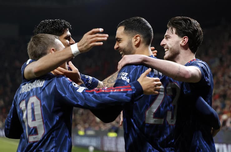 שחקני ארסנל חוגגים אתמול מול סלביה פראג (צילום: REUTERS/David W Cerny) שחקני ארסנל חוגגים מול פראג