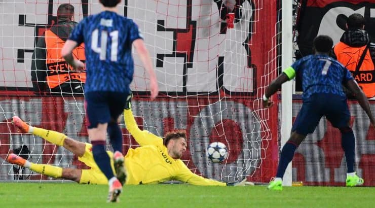 סאקה מבקיע פנדל (IMAGO) סאקה מבקיע פנדל