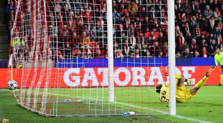 סאקה מבקיע פנדל (IMAGO) סאקה מבקיע פנדל