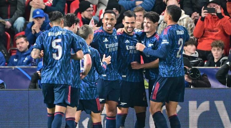 שחקני ארסנל חוגגים (IMAGO) שחקני ארסנל חוגגים