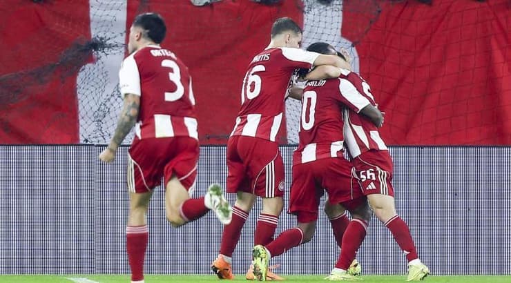 שחקני אולימפיאקוס חוגגים