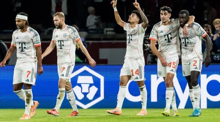 שחקני באיירן מינכן על גג העולם