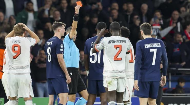 השופט מראה ללואיס דיאז את הכרטיס האדום