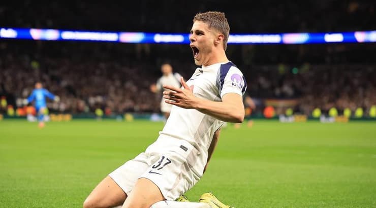 מיקי ואן דה ון חוגג