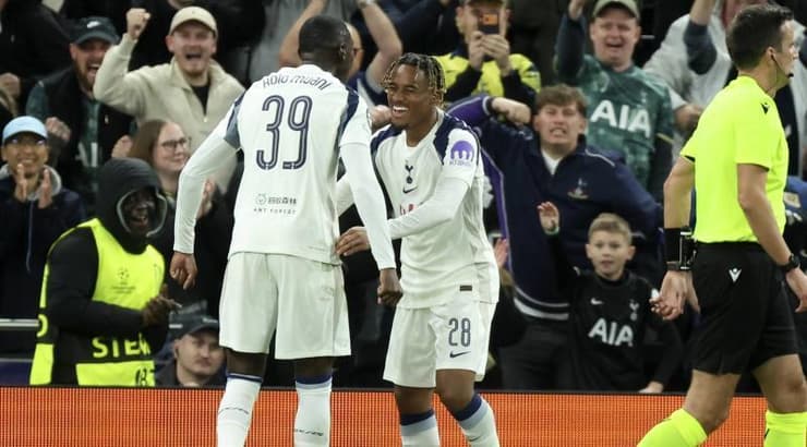 שחקני טוטנהאם חוגגים