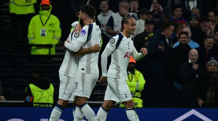 שחקני טוטנהאם בעננים