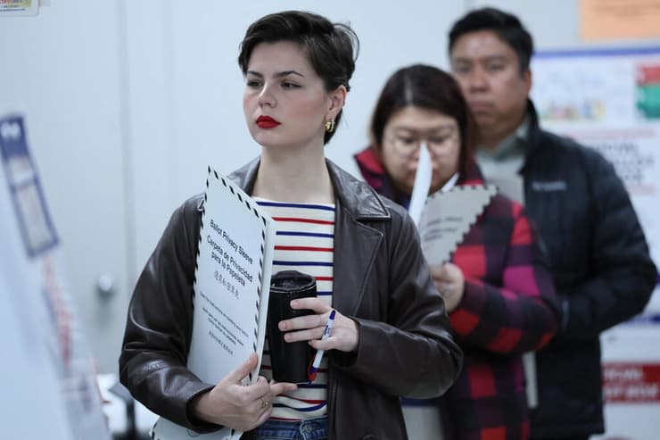 מחכים בתור בקלפי בברוקלין (צילום: Michael M. Santiago / GETTY IMAGES NORTH AMERICA / AFP) קלפי ברוקלין ניו יורק בחירות