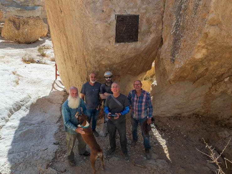 חבריו של מאיר שלו בגב זרחן, לאחר שתלו את השלט לזכרו (צילום: חיליק מגנוס) חבריו של מאיר שלו בגב זרחן, לאחר שתלו את השלט לזכרו